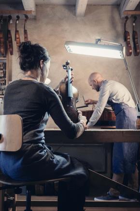 Les luthiers au travail.